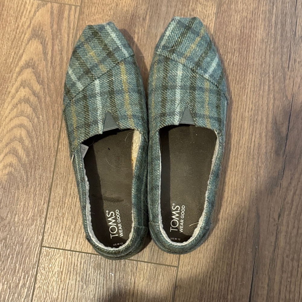 TOMS fleece-lined Green and Brown Plaid Slip-Ons